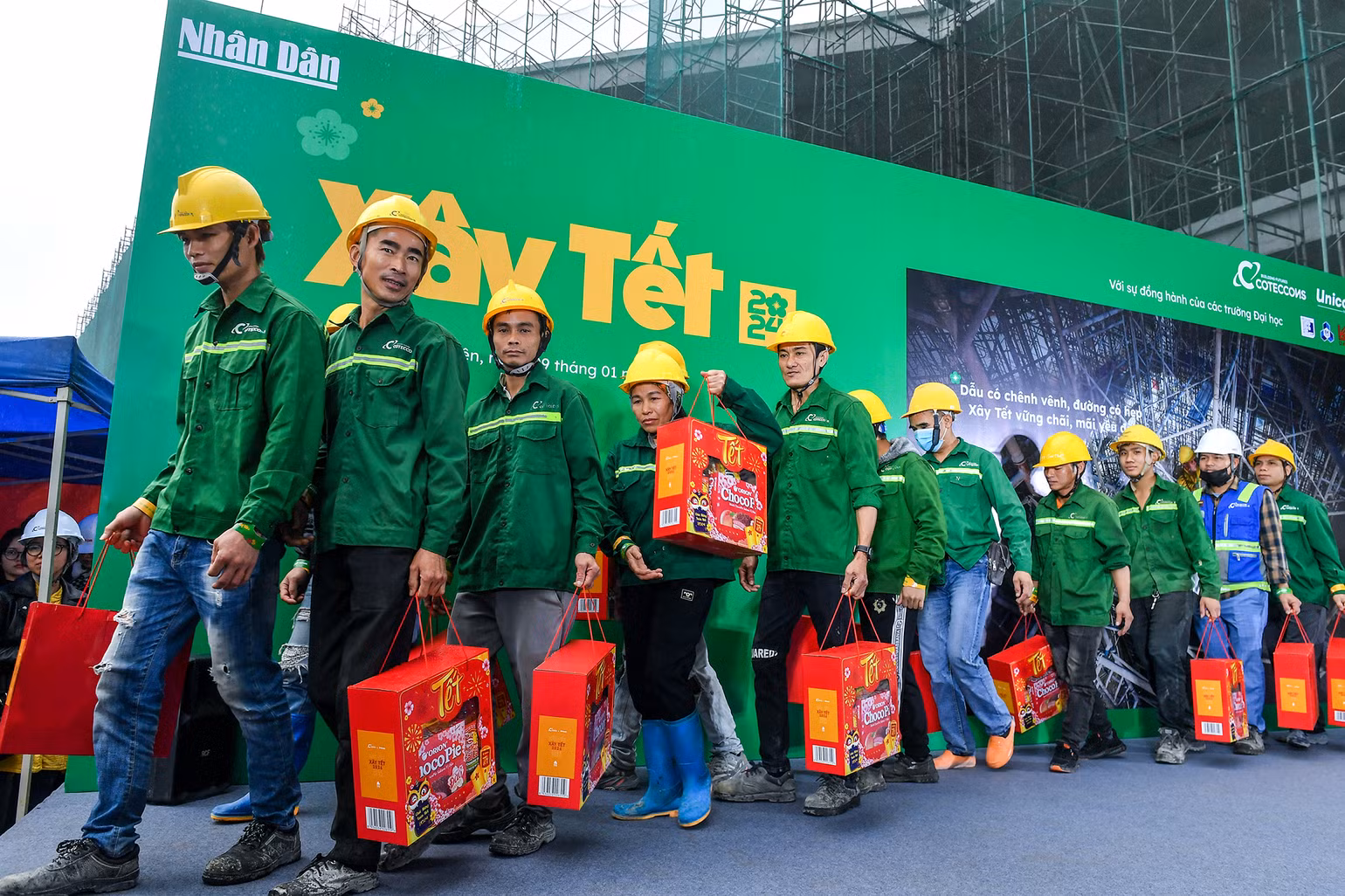 Các công nhân tại công trường Ecopark vui mừng với những món quà Tết sớm. Các công nhân tại công trường Ecopark vui mừng với những món quà Tết sớm.