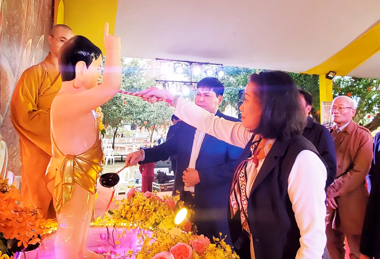 Các đại biểu làm nghi thức tắm tượng Phật.