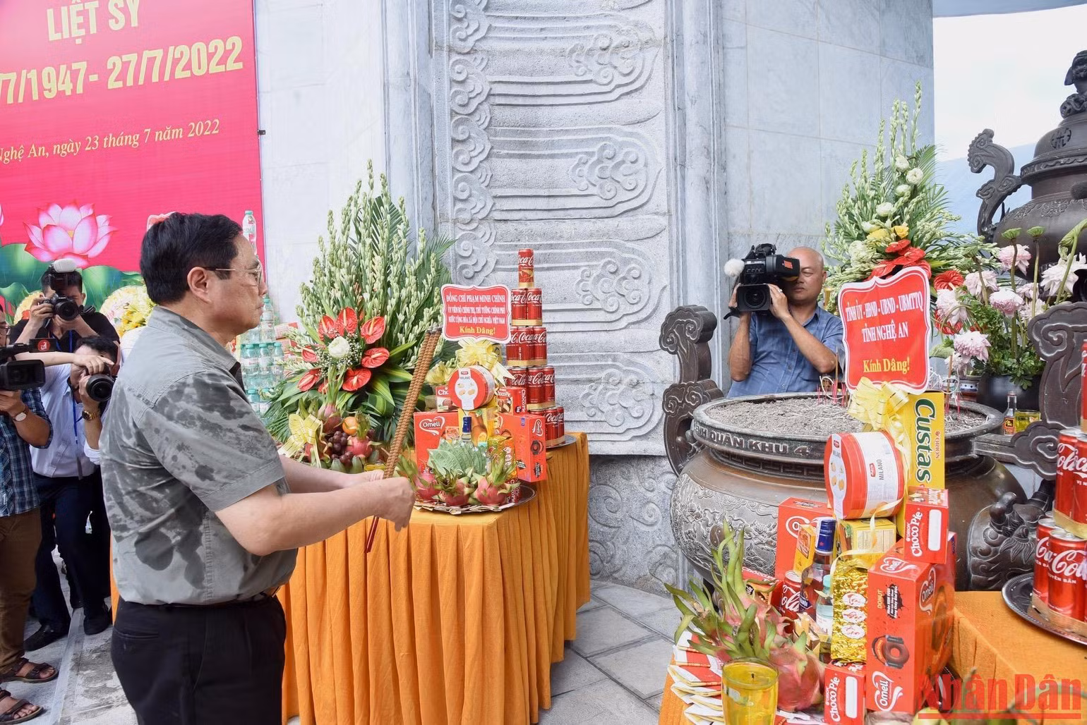 Thủ tướng Phạm Minh Chính dâng hương tưởng niệm các Anh hùng, liệt sĩ tại Nghĩa trang liệt sĩ quốc tế Việt-Lào. (Ảnh: TRẦN HẢI)