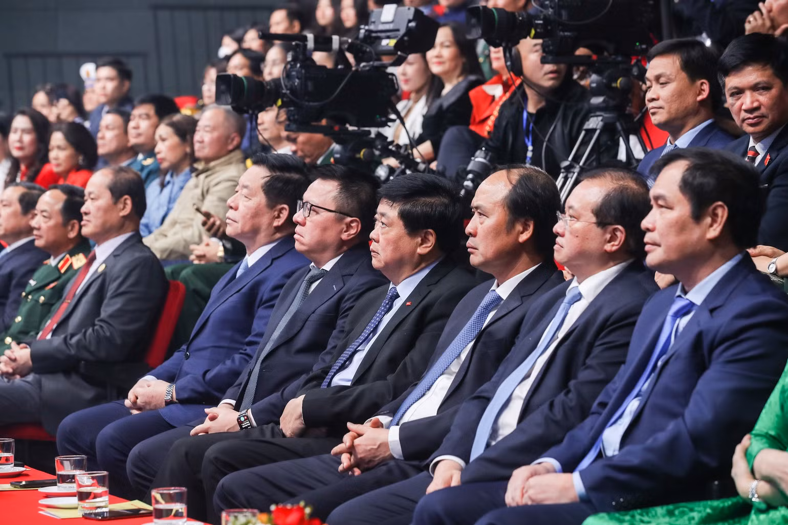 Đồng chí Nguyễn Trọng Nghĩa, Bí thư Trung ương Đảng, Trưởng Ban Tuyên giáo Trung ương; đồng chí Lê Quốc Minh, Ủy viên Trung ương Đảng, Tổng Biên tập Báo Nhân Dân, Phó Trưởng Ban Tuyên giáo Trung ương, Chủ tịch Hội Nhà báo Việt Nam cùng các đại biểu tham dự chương trình.
