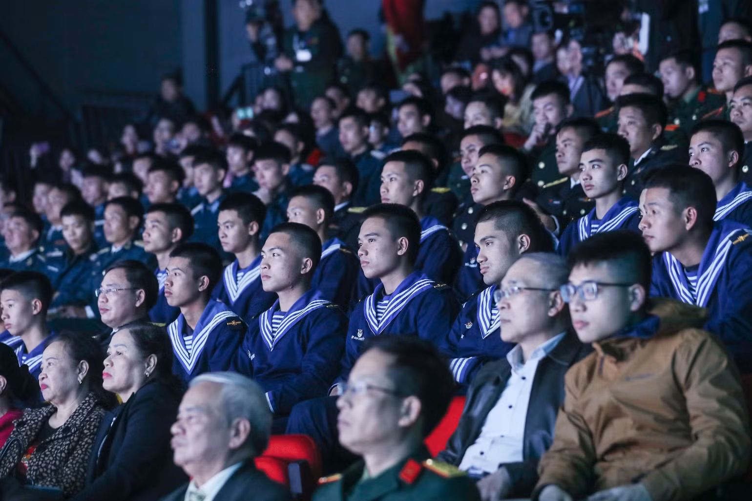 Khán giả theo dõi chương trình.
