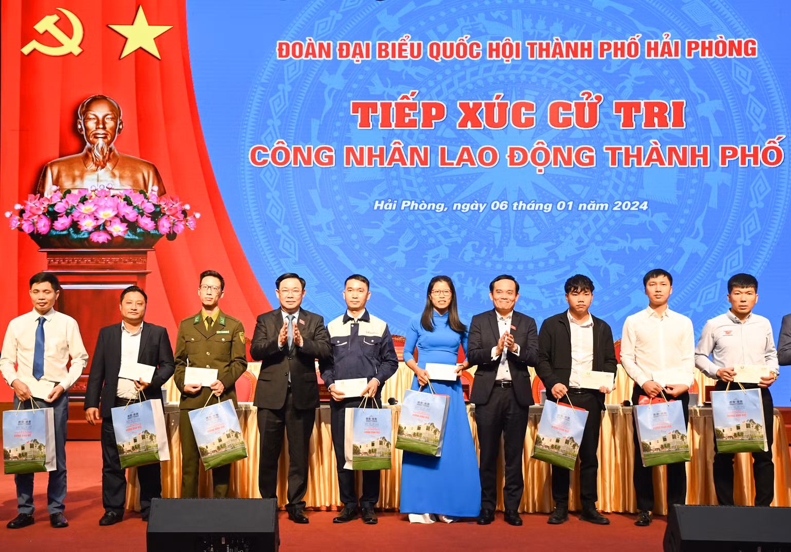 Chủ tịch Quốc hội Vương Đình Huệ và Phó Thủ tướng Chính phủ Trần Lưu Quang trao quà cho đoàn viên, người lao động có nhiều thành tích xuất sắc.