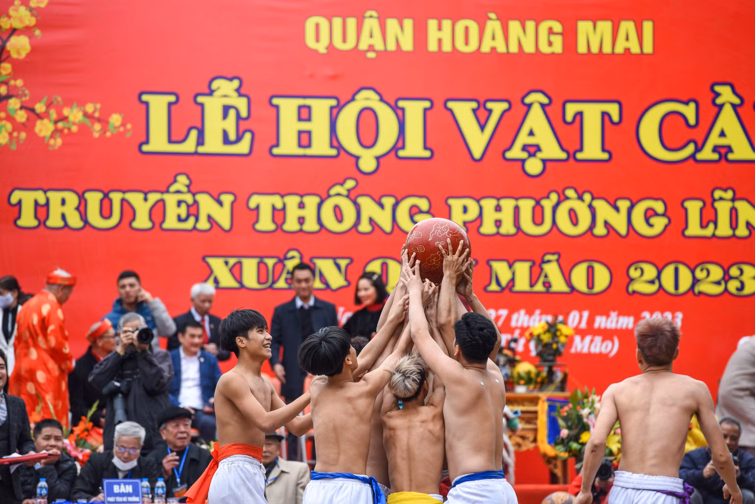Hội vật cầu làng Thúy Lĩnh có từ thời vua Lý Thánh Tông (1054-1072), gắn với huyền tích về Thái tử Linh Lang, con trai thứ tư của Vua Lý Thánh Tông. Tương truyền, ông thường tổ chức hội vật cầu để quân sĩ vui chơi dịp Tết đến, Xuân về và rèn luyện sức khỏe.