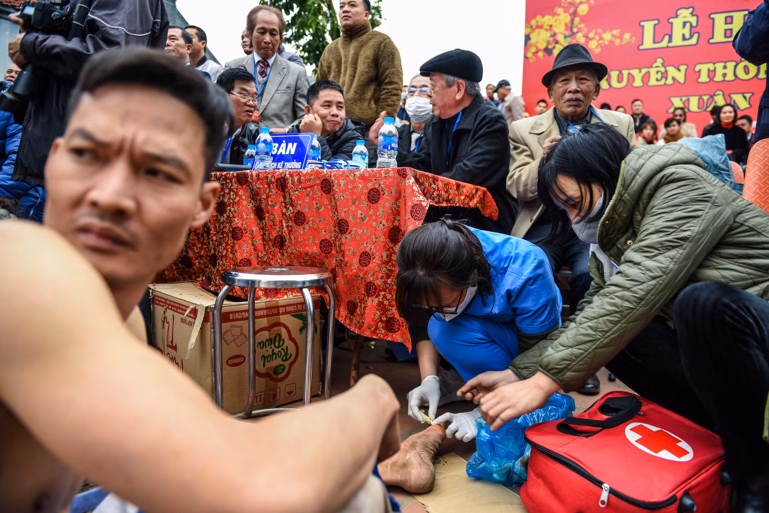 Trận đấu diễn ra quyết liệt không tránh khỏi những chấn thương ngoài da. Đội ngũ y tế của giải luôn sẵn sàng sơ cứu cho các cầu thủ.