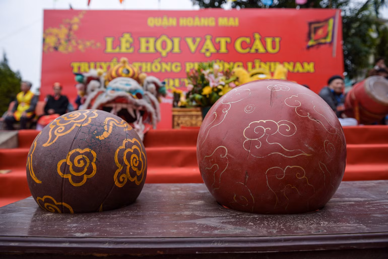 Những quả cầu son được làm từ gỗ mít sơn son thếp vàng với các kích thước phù hợp với phần thi ở các lứa tuổi. Quả cầu 10kg dành cho lứa tuổi dưới 12 và dưới 17, quả cầu nặng nhất 20kg dành cho thanh niên trên 18 tuổi.