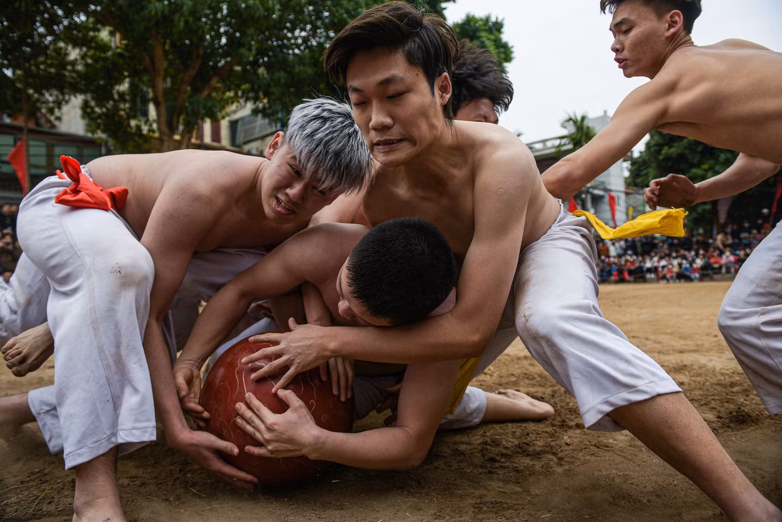 Các đội sẽ tìm mọi cách đưa quả cầu đặt giữa sân về hố của đội mình ở 4 góc sân trước sự cản phá quyết liệt của những thành viên đội khác. Đội nào đưa được quả cầu về hố nhiều lần hơn sẽ giành chiến thắng.