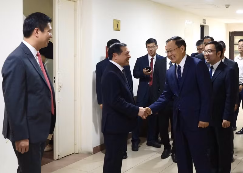 Đồng chí Lại Xuân Môn chào đón đồng chí Tôn Nghiệp Lễ cùng đoàn công tác Ban Tuyên truyền Trung ương Đảng Cộng sản Trung Quốc đến thăm và làm việc tại trụ sở Ban Tuyên giáo Trung ương Đảng Cộng sản Việt Nam.