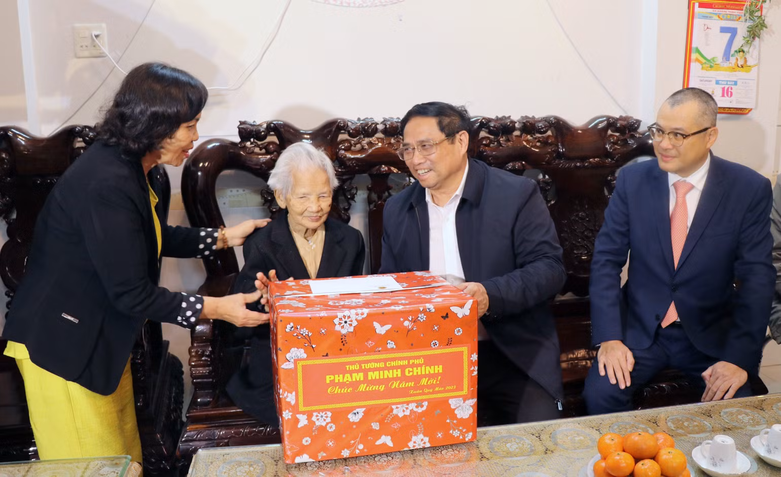 Thủ tướng Chính phủ Phạm Minh Chính thăm chúc Tết Mẹ Việt Nam Anh hùng Đỗ Thị Phưởng.