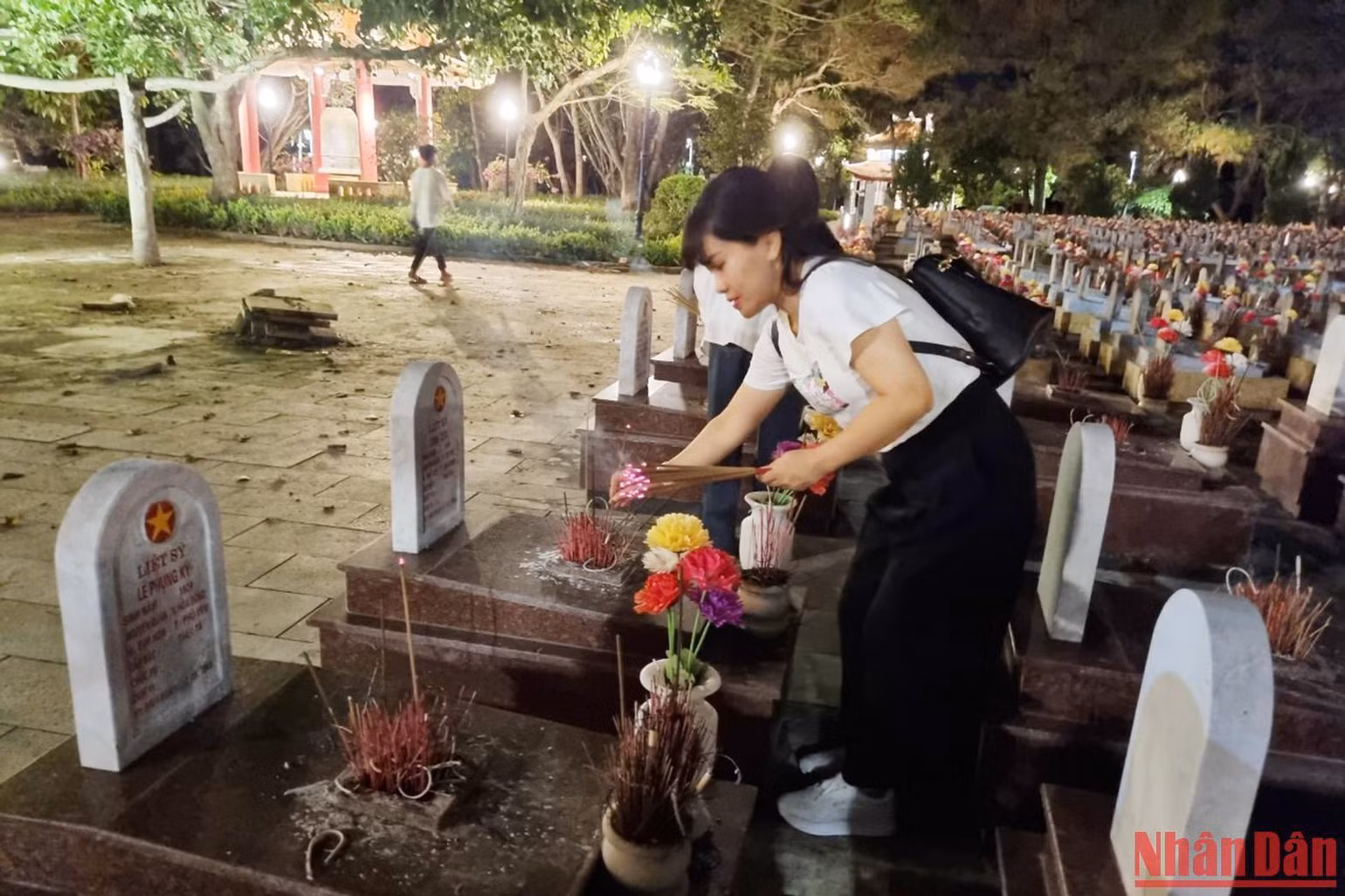Du khách dâng hương vào ban đêm ở Nghĩa trang Liệt sĩ quốc gia Trường Sơn. Du khách dâng hương vào ban đêm ở Nghĩa trang Liệt sĩ quốc gia Trường Sơn.
