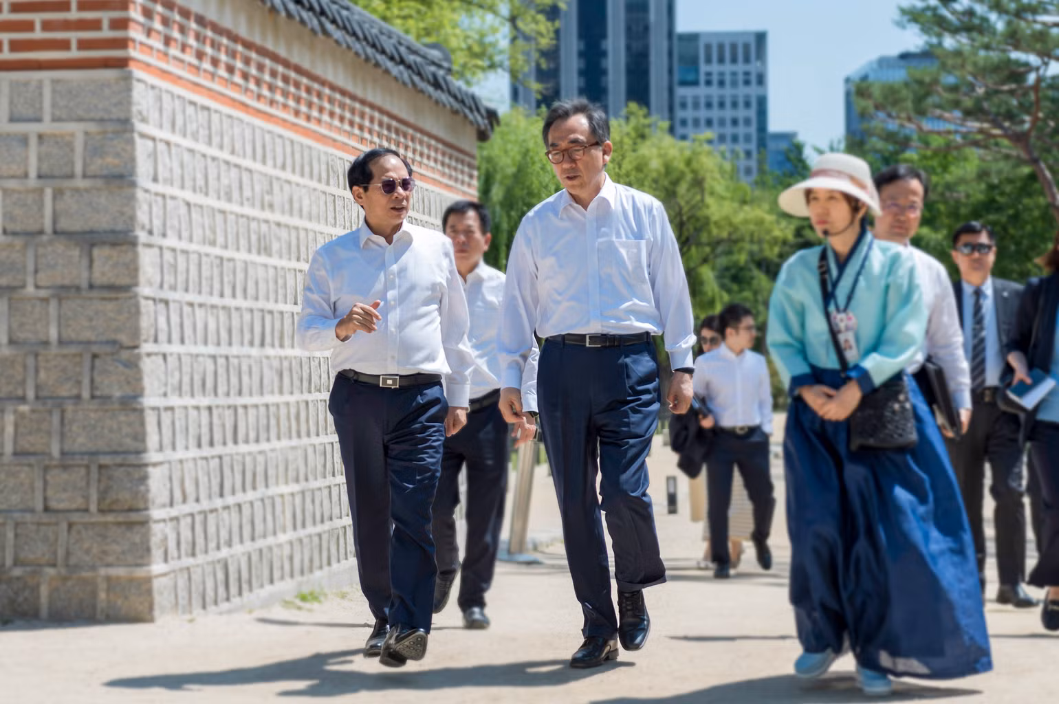 Hai Bộ trưởng đi thăm Cung Gyeongbuk.