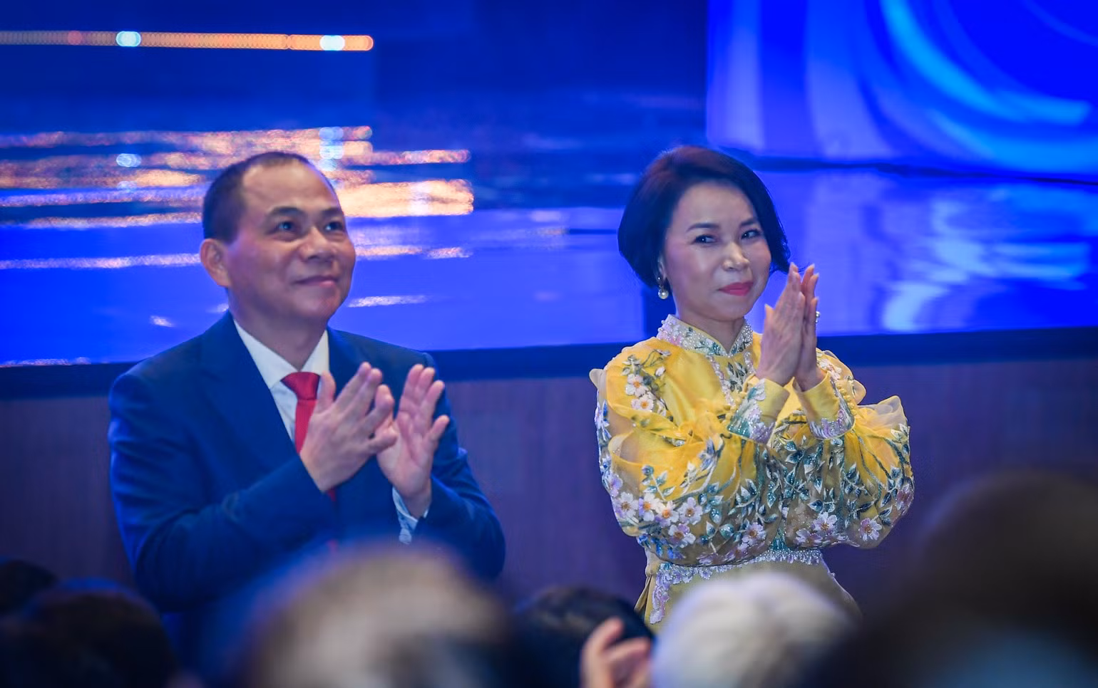 Hai nhà sáng lập Quỹ VinFuture: ông Phạm Nhật Vượng, Chủ tịch Tập đoàn Vingroup và phu nhân, bà Phạm Thu Hương, Phó Chủ tịch thường trực Tập đoàn Vingroup tại Lễ trao giải. (Ảnh: THÀNH ĐẠT) Hai nhà sáng lập Quỹ VinFuture: ông Phạm Nhật Vượng, Chủ tịch Tập đoàn Vingroup và phu nhân, bà Phạm Thu Hương, Phó Chủ tịch thường trực Tập đoàn Vingroup tại Lễ trao giải. (Ảnh: THÀNH ĐẠT)