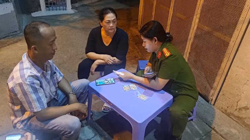 Lực lượng Công an hướng dẫn người dân luôn cả vào thời gian buổi tối Lực lượng Công an hướng dẫn người dân luôn cả vào thời gian buổi tối