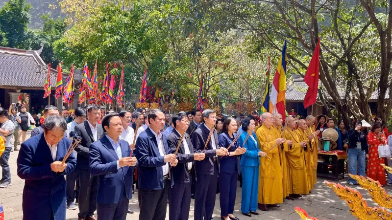 Các đại biểu và nhân dân dâng hương tại đền suối Tiên-nơi thờ Đức Thánh Quý Minh Đại Vương. Các đại biểu và nhân dân dâng hương tại đền suối Tiên-nơi thờ Đức Thánh Quý Minh Đại Vương.