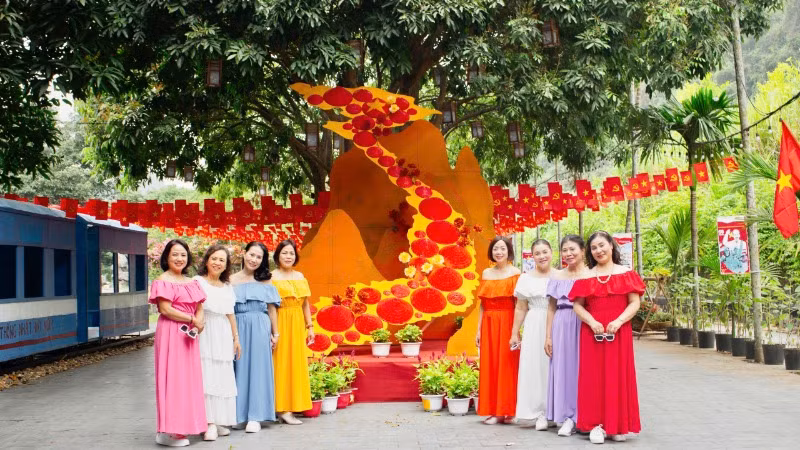 Bản đồ Việt Nam được dựng nên bằng hàng trăm chiếc nón lá truyền thống tạo nên khung cảnh gần gũi, thiêng liêng.