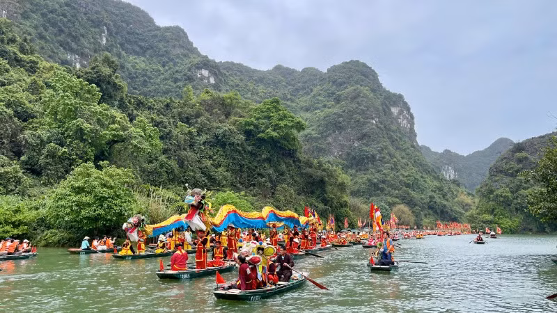 Diễn ra trong không gian của những thung nước trong xanh, những hang động lung linh huyền ảo và giữa bốn bề núi non hùng vĩ, Lễ hội Tràng An là một trong những lễ hội truyền thống độc đáo của Ninh Bình với nhiều hoạt động đặc sắc.