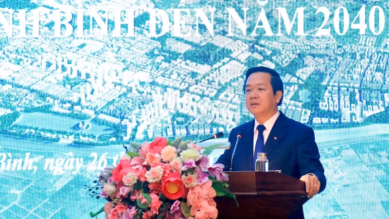 Đồng chí Phạm Quang Ngọc, Chủ tịch Ủy ban nhân dân tỉnh Ninh Bình phát biểu tại Hội nghị.