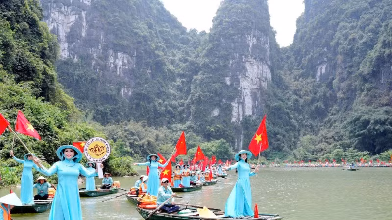 Sự kiện trình diễn áo dài tại Tràng An đã thu hút sự quan tâm của đông đảo du khách trong nước và quốc tế.