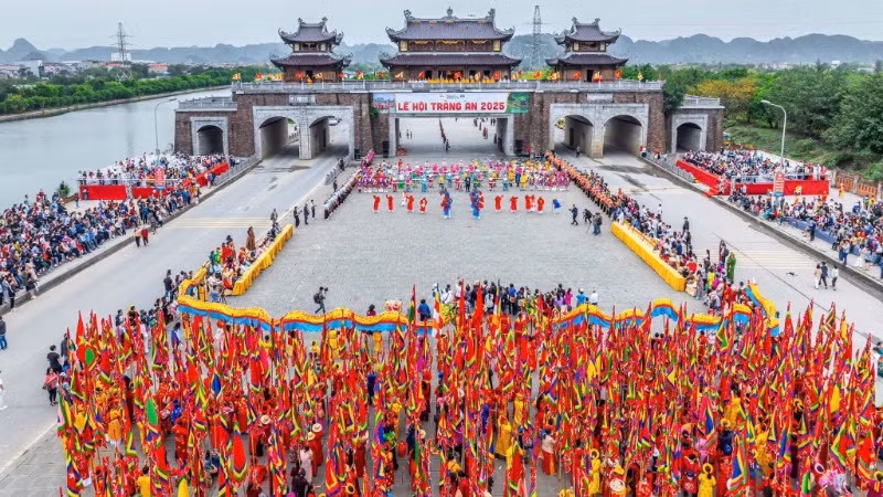 Hành trình lễ hội bắt đầu với đoàn rước Rồng từ Cổng Tam Quan tiến về bến thuyền Tràng An.