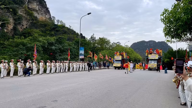 Rước Rồng từ cổng Tam Quan về bến thuyền Tràng An. Rước Rồng từ cổng Tam Quan về bến thuyền Tràng An.