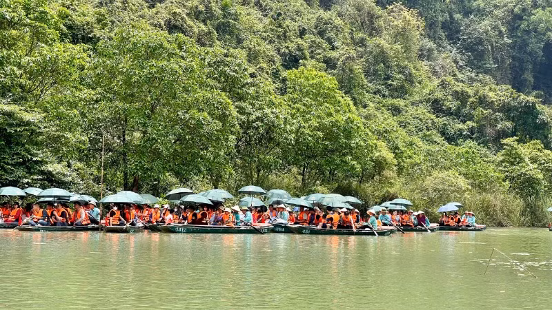Lễ hội góp phần quan trọng trong việc quảng bá hình ảnh Quần thể danh thắng Tràng An tới du khách trong nước và quốc tế. Lễ hội góp phần quan trọng trong việc quảng bá hình ảnh Quần thể danh thắng Tràng An tới du khách trong nước và quốc tế.