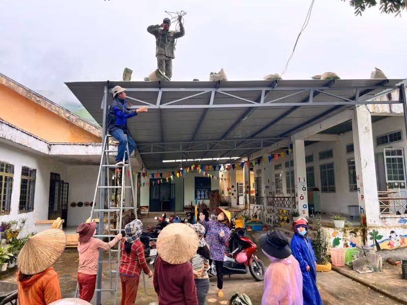 Gia cố mái tại Trường mầm non Đăk Kôi, huyện Kon Rẫy.