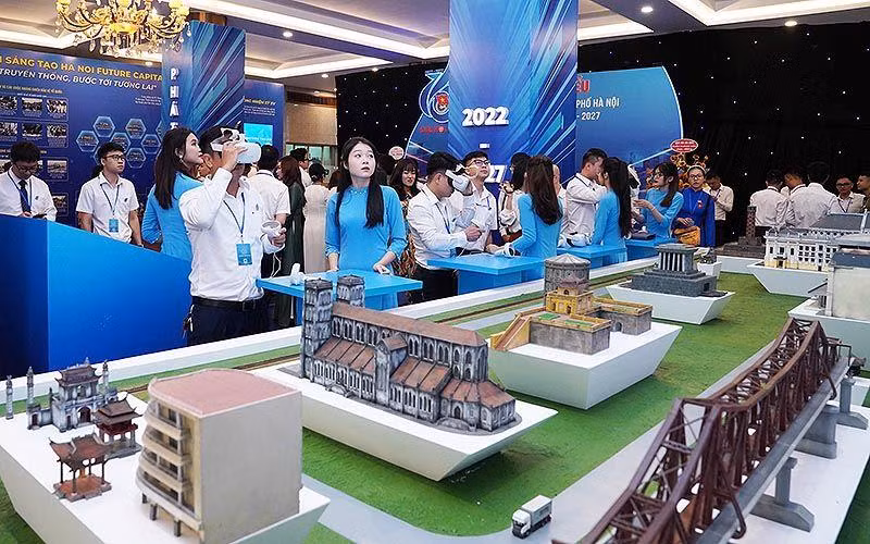 Các bạn trẻ hào hứng trải nghiệm không gian đổi mới sáng tạo tại Đại hội đại biểu Đoàn Thanh niên Cộng sản Hồ Chí Minh thành phố Hà Nội lần thứ XVI.