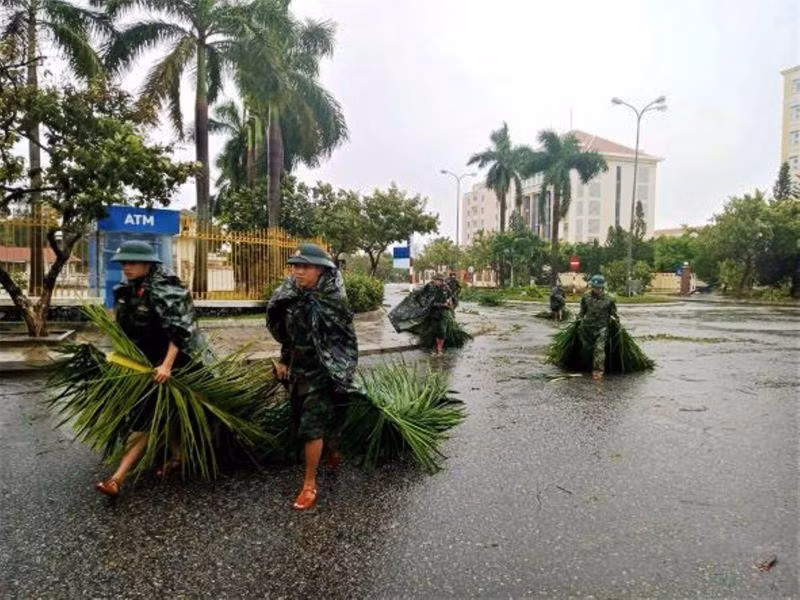 Cán bộ, chiến sĩ Bộ Chỉ huy quân sự tỉnh Quảng Nam thu dọn cây ngã đổ tại thành phố Tam Kỳ.