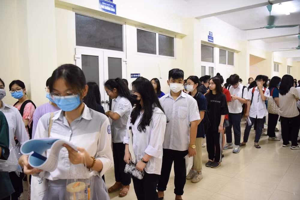 Thí sinh tham gia kỳ thi vào Trường chuyên Sư phạm sáng 1/6 (Ảnh: NGUYỄN TRANG)