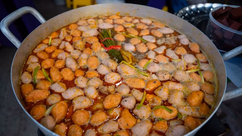 Huế - xứ sở của món bún bò, giò, heo.
