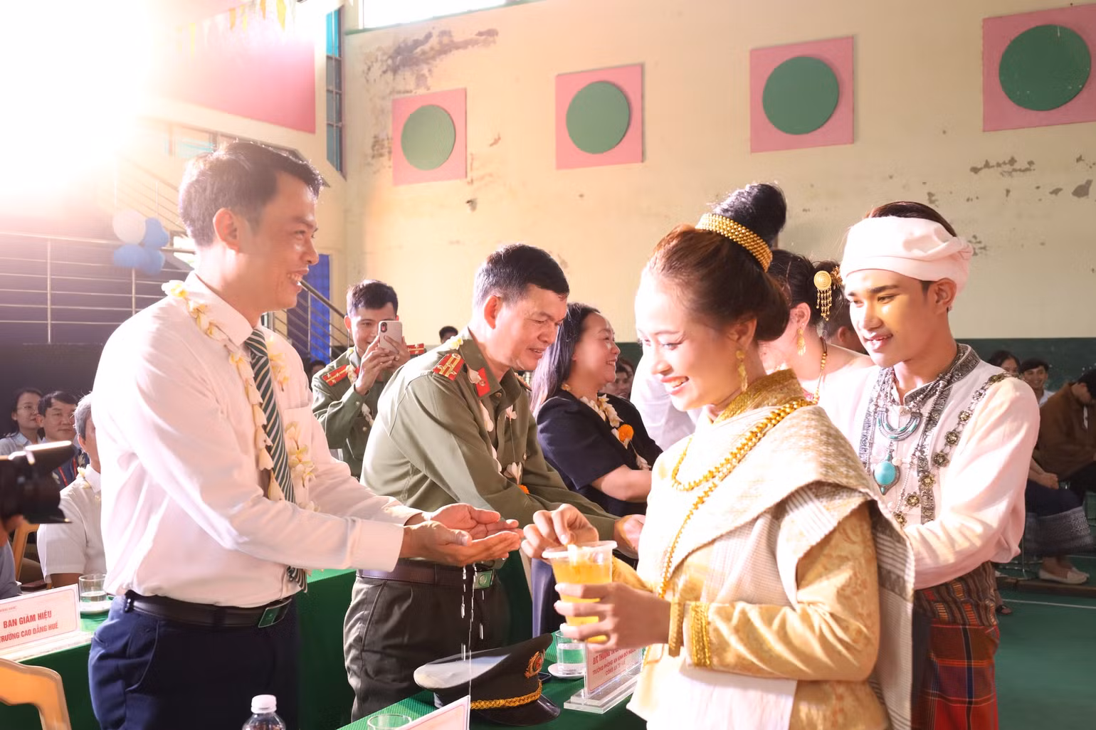 Rất đông lãnh đạo các ngành, địa phương và đại diện Hội quân tình nguyện Lào đã đến vui cùng các em.