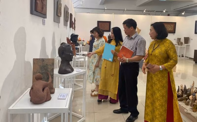 Triễn lãm Gốm nghệ thuật "Huế với Bác Hồ" tại bảo tàng Hồ Chí Minh thành phố Huế đến hết tháng 8/2025. Triễn lãm Gốm nghệ thuật "Huế với Bác Hồ" tại bảo tàng Hồ Chí Minh thành phố Huế đến hết tháng 8/2025.