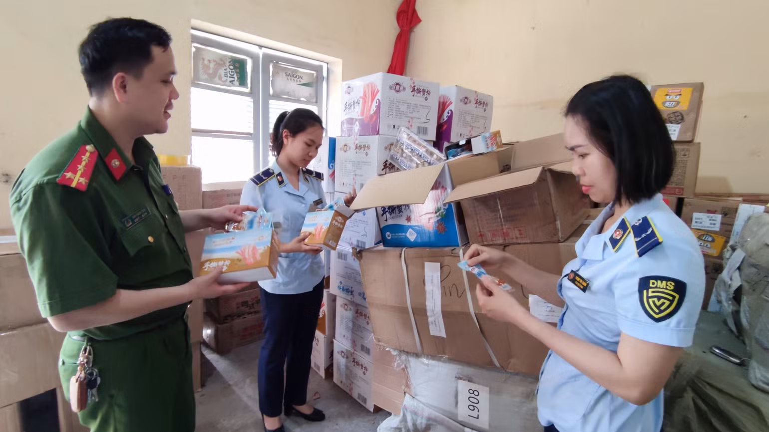 Lực lượng quản lý thị trường tỉnh Lào Cai kiểm tra hàng hóa vi phạm. Lực lượng quản lý thị trường tỉnh Lào Cai kiểm tra hàng hóa vi phạm.