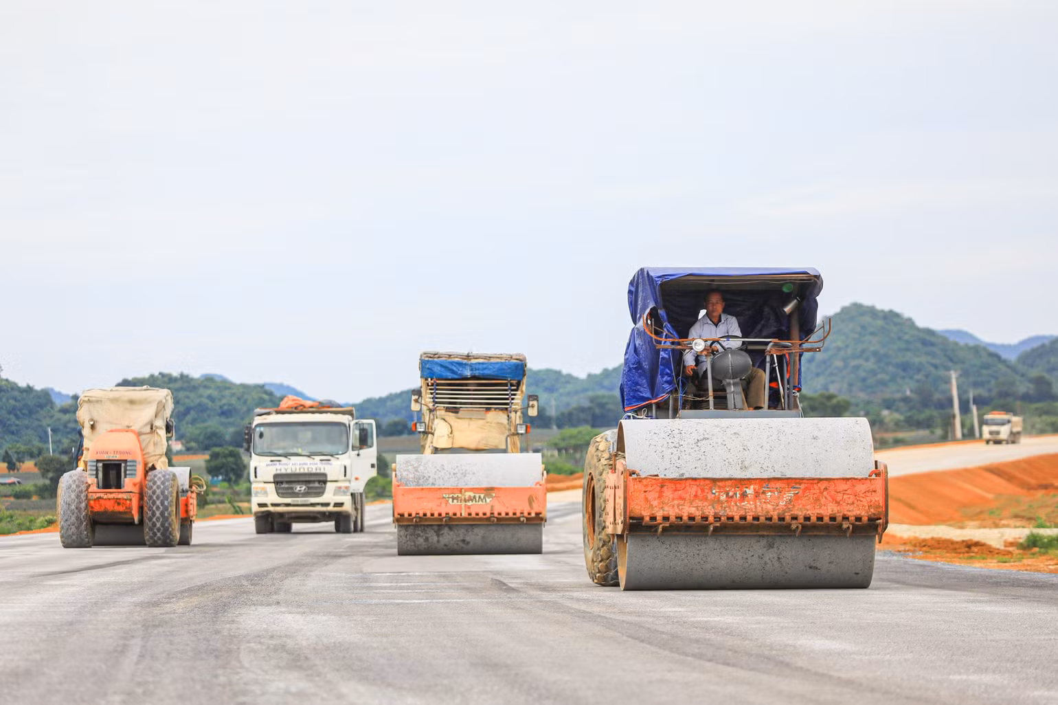 Thi công cao tốc bắc-nam đoạn Mai Sơn-quốc lộ 45. (Ảnh: TRANG LY)