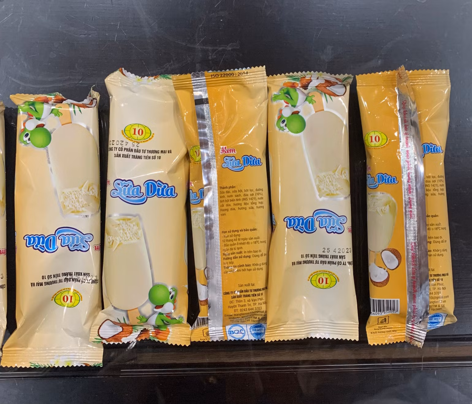 Loại kem que được sản xuất từ nguyên liệu hết hạn có bao bì, nhãn mác dễ gây hiểu lầm là sản phẩm kem Tràng Tiền đang được ưa chuộng. Loại kem que được sản xuất từ nguyên liệu hết hạn có bao bì, nhãn mác dễ gây hiểu lầm là sản phẩm kem Tràng Tiền đang được ưa chuộng.