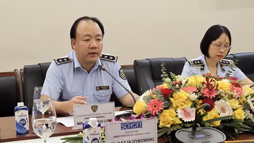 Tổng Cục trưởng Quản lý thị trường Trần Hữu Linh. Tổng Cục trưởng Quản lý thị trường Trần Hữu Linh.