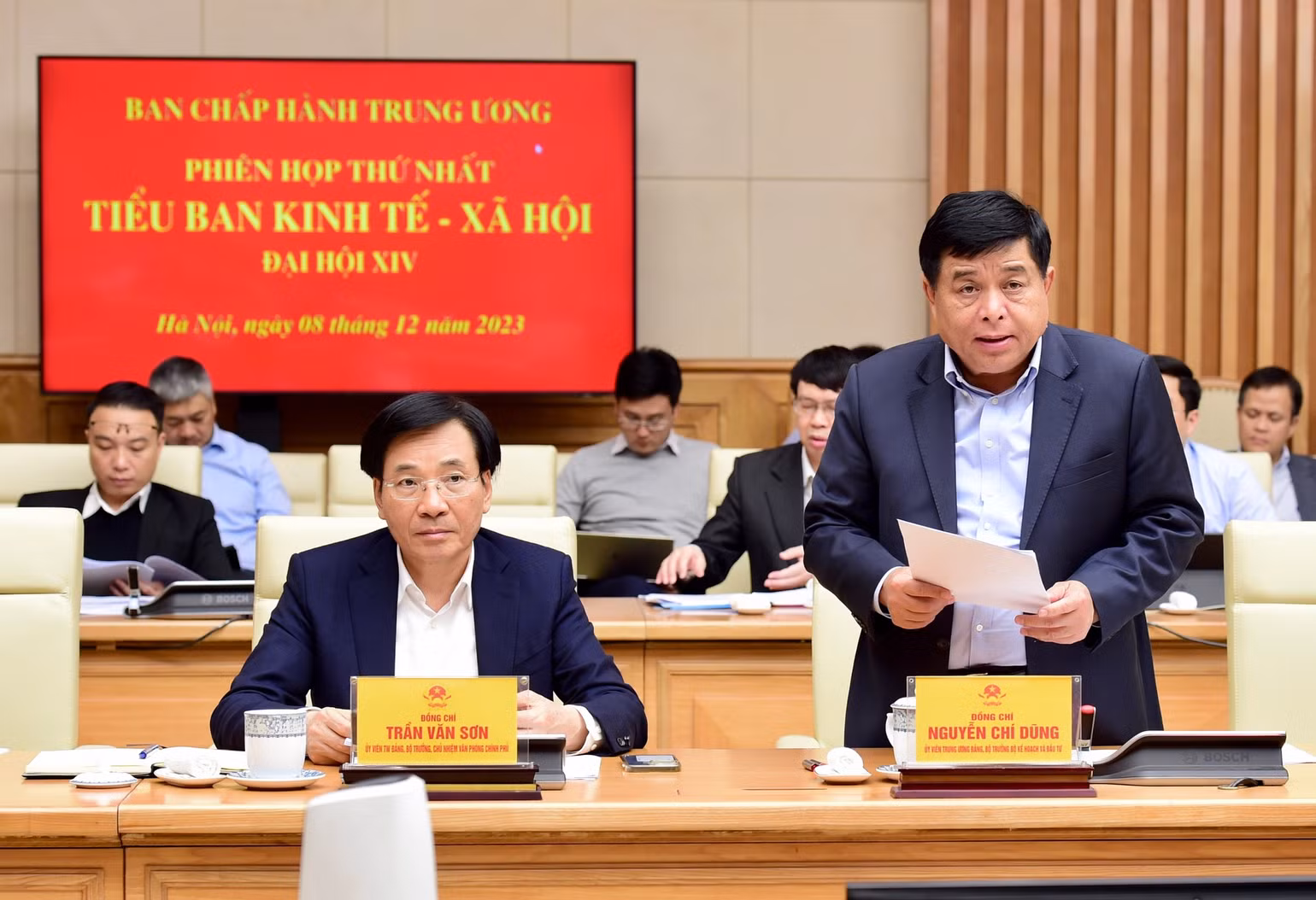 Bộ trưởng Kế hoạch và Đầu tư Nguyễn Chí Dũng phát biểu tại phiên họp. Bộ trưởng Kế hoạch và Đầu tư Nguyễn Chí Dũng phát biểu tại phiên họp.