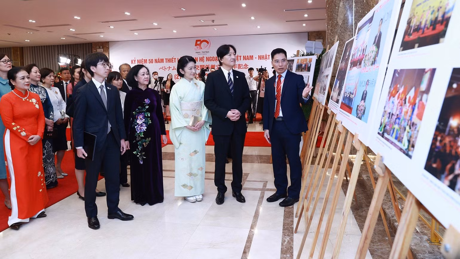 Hoàng Thái tử Nhật Bản Akishino cùng Công nương tham quan triển lãm ảnh về 50 năm quan hệ Việt Nam-Nhật Bản. (Ảnh Thủy Nguyên)