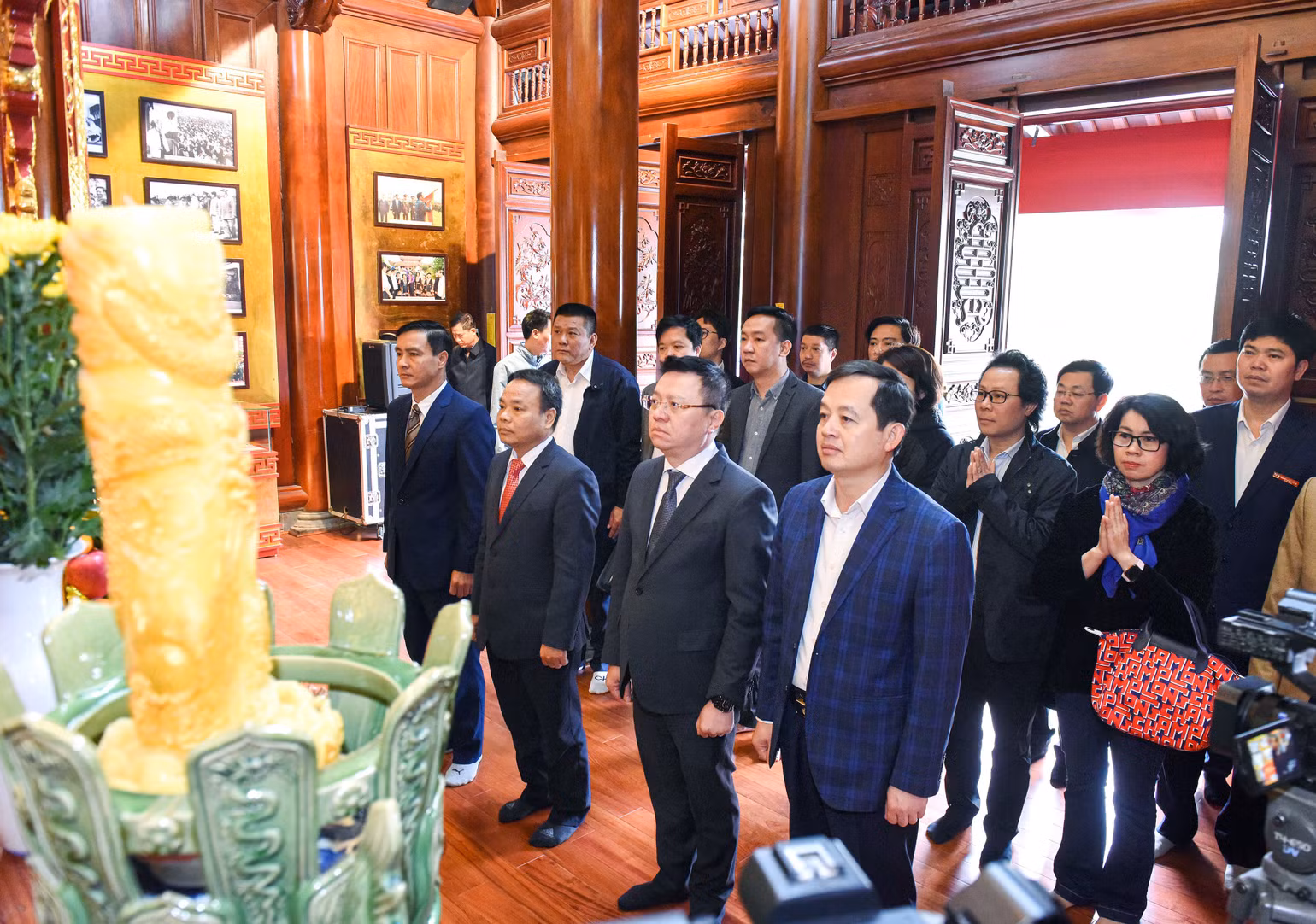 Đồng chí Lê Quốc Minh và Đoàn công tác của Báo Nhân Dân dâng hương tưởng niệm Chủ tịch Hồ Chí Minh. (Ảnh: THÀNH ĐẠT)