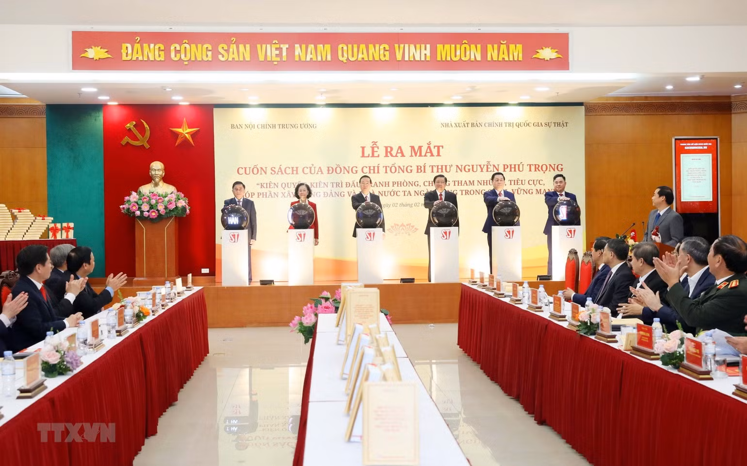 Nghi thức phát hành sách. Ảnh: TTXVN Nghi thức phát hành sách. Ảnh: TTXVN