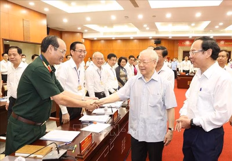 Tổng Bí thư Nguyễn Phú Trọng với các đồng chí Ban Thường vụ Thành ủy và lãnh đạo chủ chốt TP Hồ Chí Minh. (Ảnh: Trí Dũng/TTXVN) Tổng Bí thư Nguyễn Phú Trọng với các đồng chí Ban Thường vụ Thành ủy và lãnh đạo chủ chốt TP Hồ Chí Minh. (Ảnh: Trí Dũng/TTXVN)