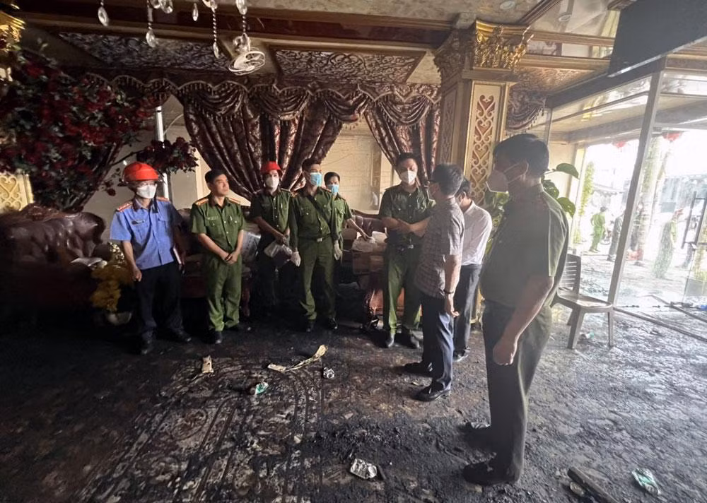 Phó Thủ tướng Vũ Đức Đam kiểm tra hiện trường vụ cháy. Phó Thủ tướng Vũ Đức Đam kiểm tra hiện trường vụ cháy.
