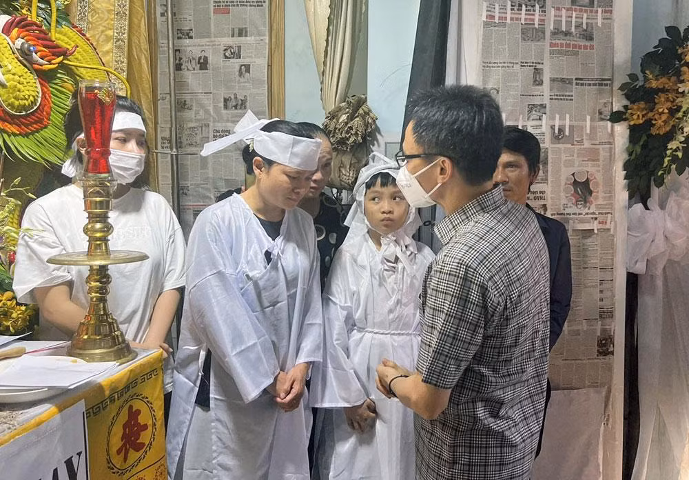 Phó Thủ tướng Vũ Đức Đam thăm gia đình người thân và viếng nạn nhân tử vong. Phó Thủ tướng Vũ Đức Đam thăm gia đình người thân và viếng nạn nhân tử vong.