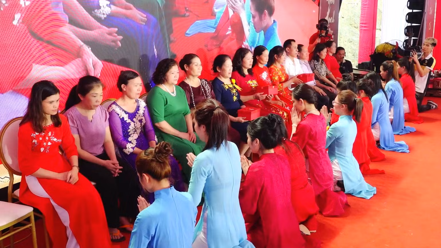 Các bậc cha mẹ nhận lời tri ân từ con cái. Ảnh: DN Các bậc cha mẹ nhận lời tri ân từ con cái. Ảnh: DN