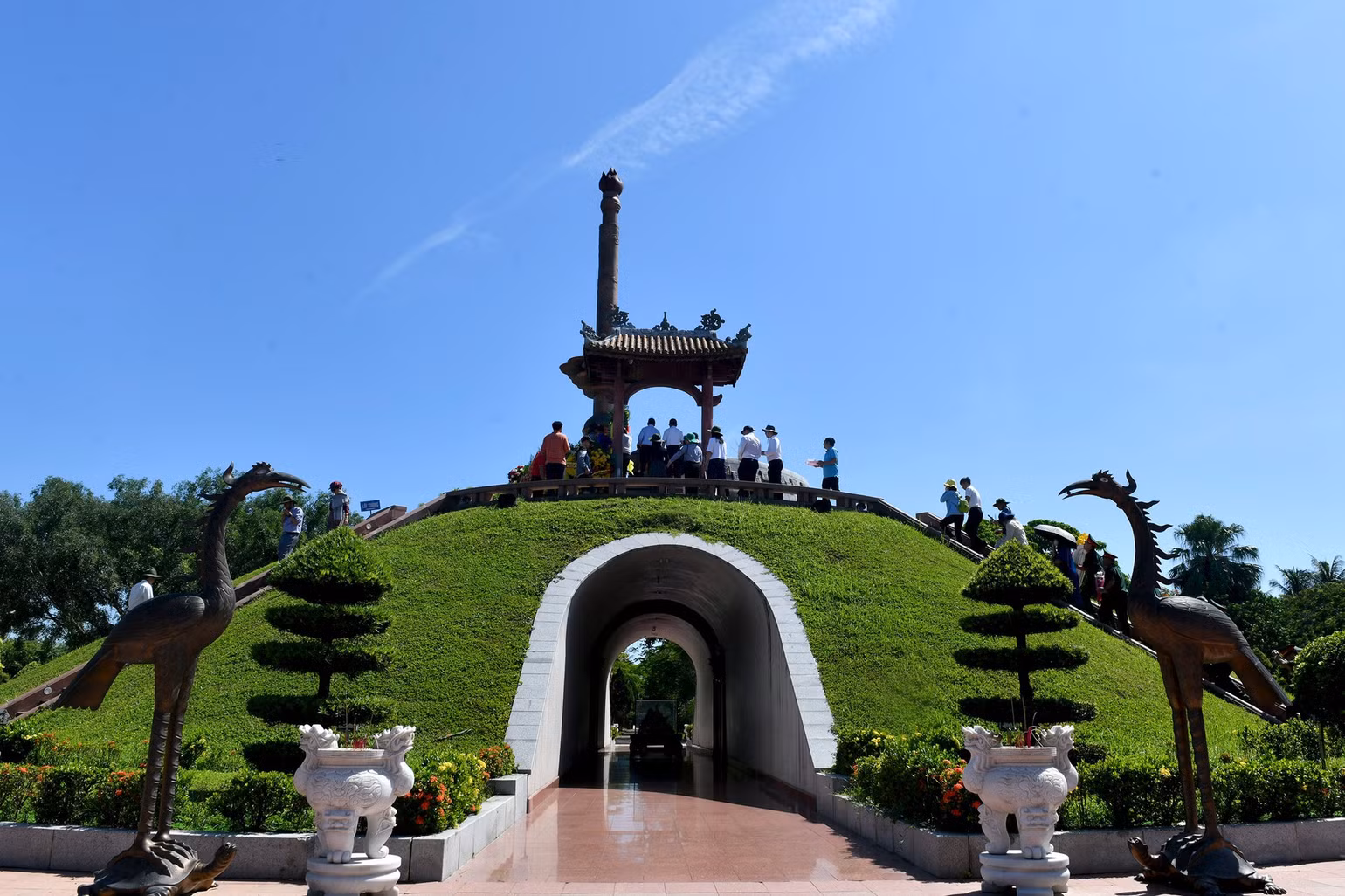 Các cựu chiến binh và người dân thắp hương tưởng niệm các anh hùng liệt sĩ tại Di tích Quốc gia đặc biệt Thành cổ Quảng Trị.