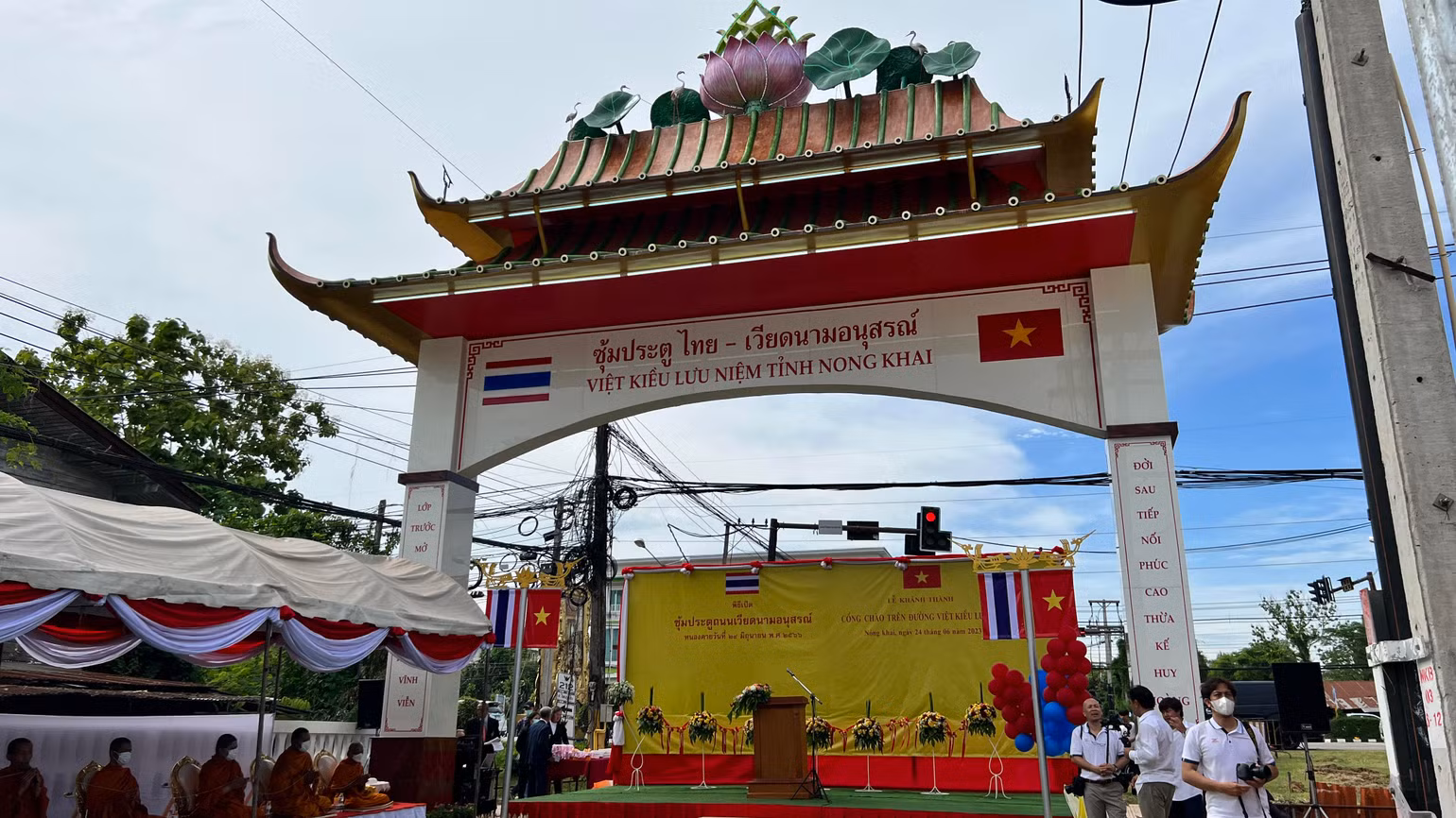 Công trình Cổng chào Việt Nam trên đường Việt kiều lưu niệm. Công trình Cổng chào Việt Nam trên đường Việt kiều lưu niệm.