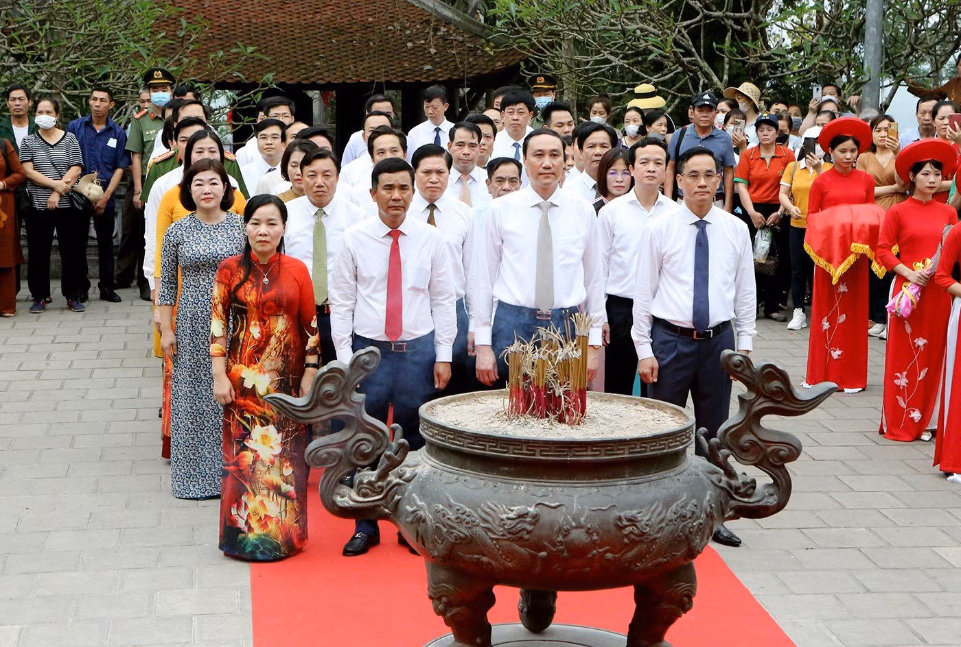 Các đại biểu dự Lễ dâng hương tưởng niệm Tổ Mẫu Âu Cơ. Các đại biểu dự Lễ dâng hương tưởng niệm Tổ Mẫu Âu Cơ.