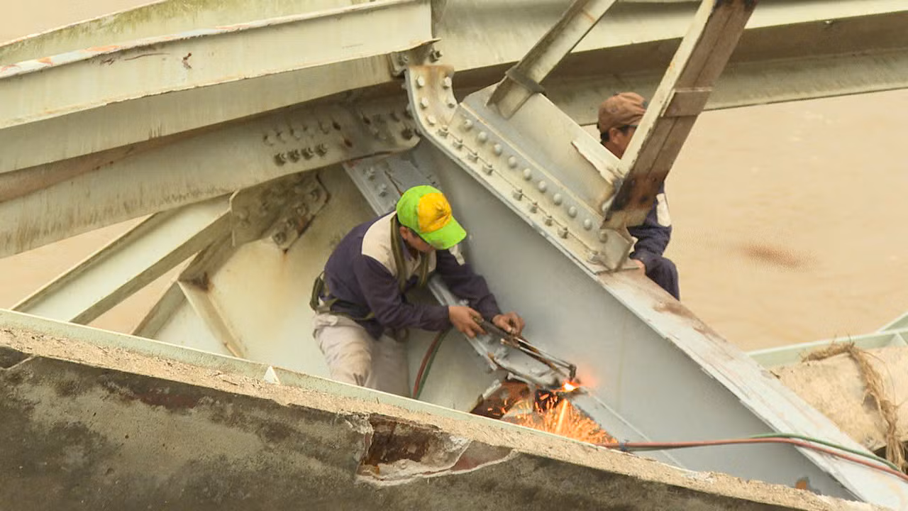 Cắt, tháo dỡ các từng bộ phận của nhịp cầu phục vụ công tác trục vớt. Cắt, tháo dỡ các từng bộ phận của nhịp cầu phục vụ công tác trục vớt.