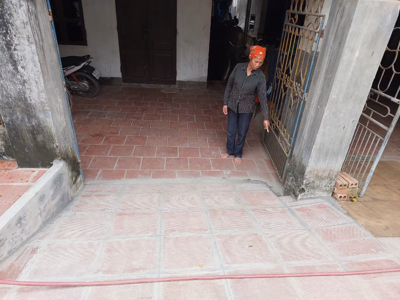 Nền đường cao hơn nền nhà gây đảo lộn cuộc sống của nhiều gia đình.