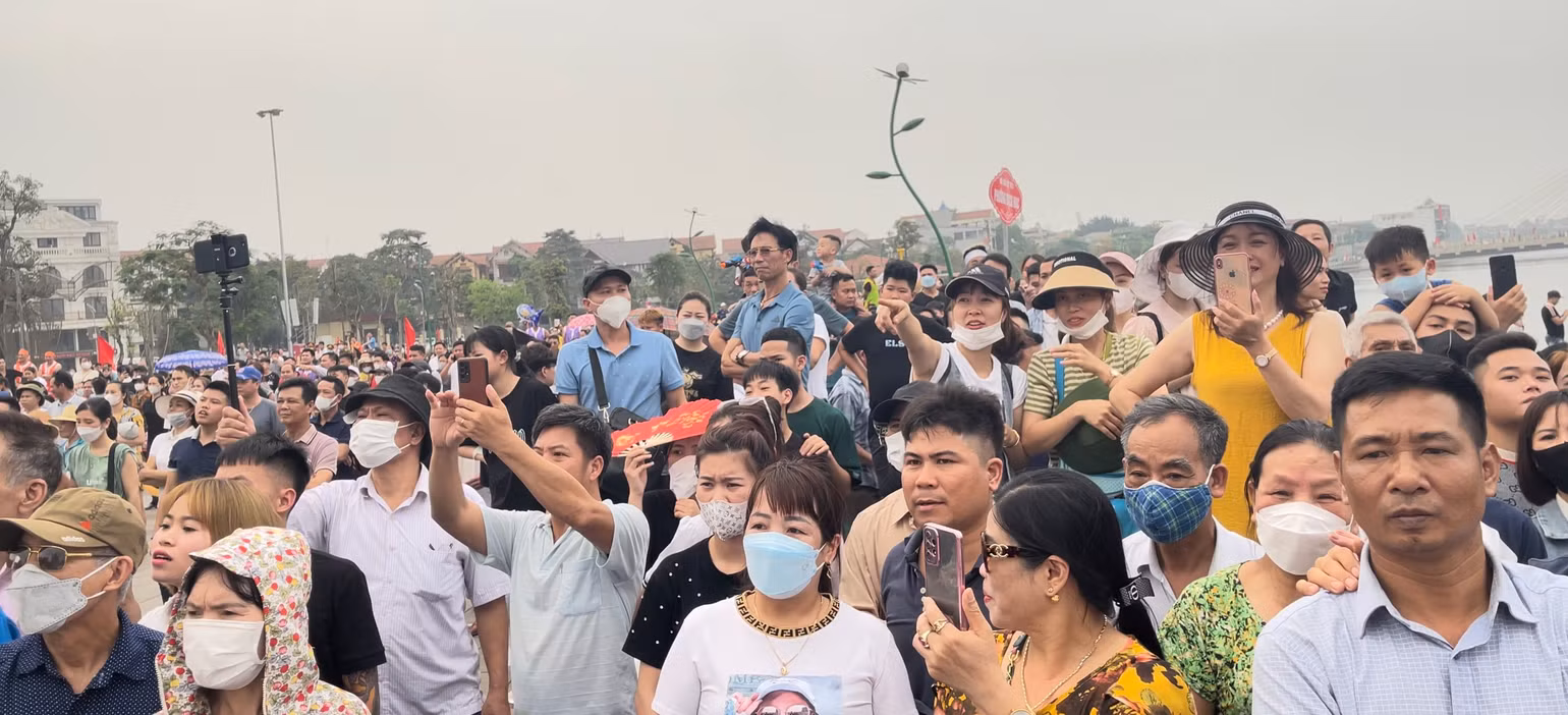 Cuộc thi bơi chải luôn thu hút đông đảo du khách và người dân đến cổ vũ.