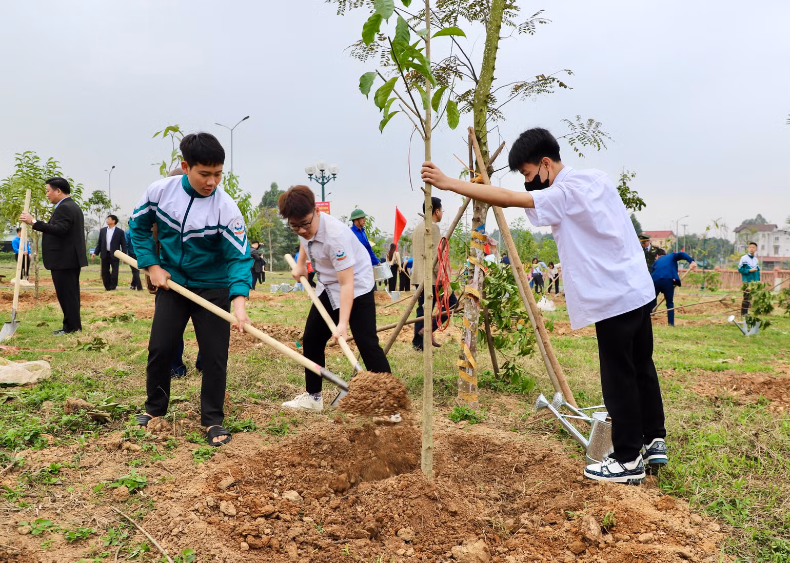 Các em học sinh trên địa bàn tỉnh trồng cây tại Khu di tích lịch sử Đền Hùng. Các em học sinh trên địa bàn tỉnh trồng cây tại Khu di tích lịch sử Đền Hùng.